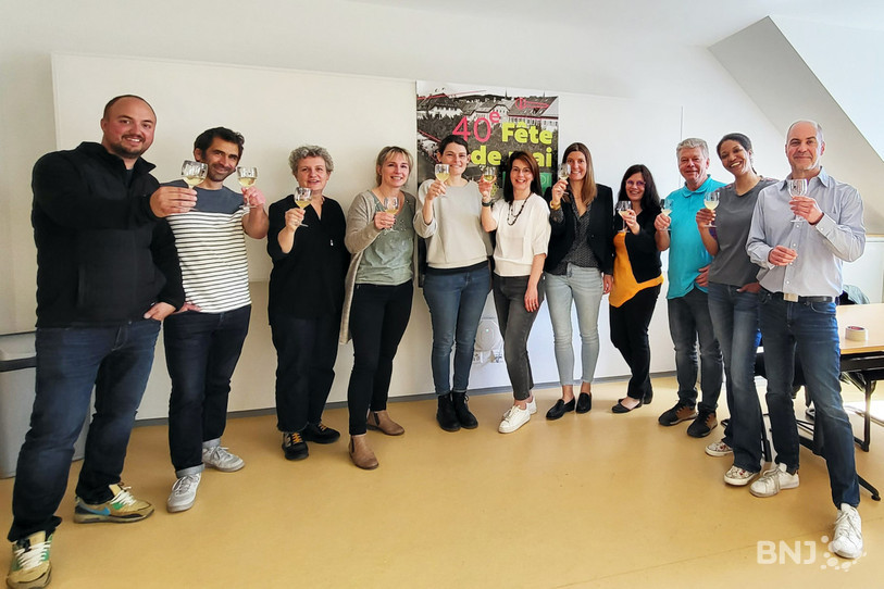 Un comité d'organisation renouvelé avec deux co-présidentes (au centre devant l'affiche), Laure Houlmann et Ana Sarrias. (photo : Ville de La Chaux-de-Fonds)
