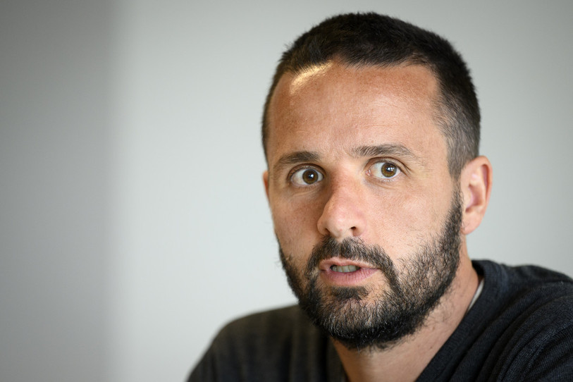 Raphaël Nuzzolo a pris le temps de détailler sa décision seul devant la presse jeudi. (KEYSTONE/Laurent Gillieron)