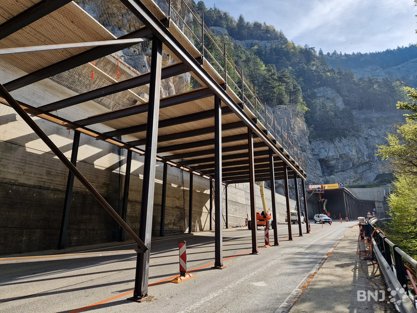 Les deux structures installées au portail ouest de la Clusette depuis quelques jours.