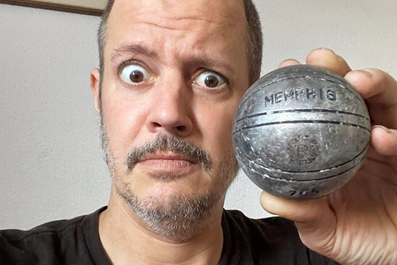Une soirée en l'honneur de Joey Barnes se tiendra vendredi soir à la Collégiale. Pétanque, concert et silent disco seront au programme. L'occasion de faire perdurer le message de prévention contre le cancer des testicules, maladie ayant emportée l'animateur radio neuchâtelois. (photo : Having a ball)