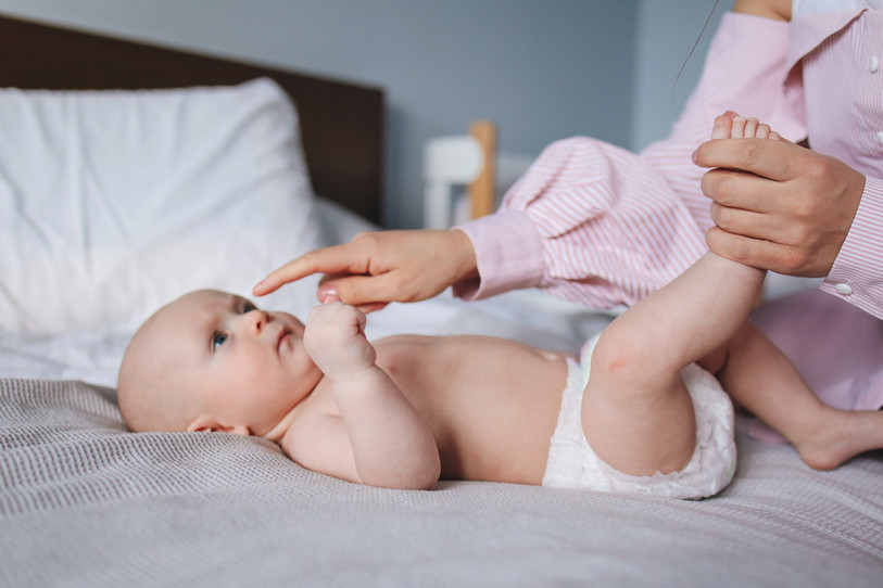 L'urine des enfants est représentée par un liquide bleu dans les publicités pour les couches-culottes. (Photo : libre de droits)