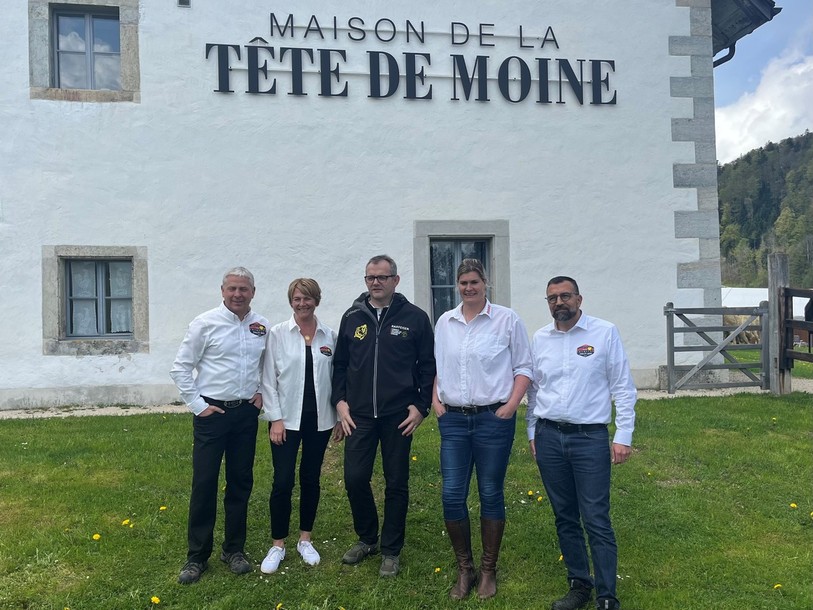 Le comité d'organisation a profité de la Fête de la Tête de Moine pour présenter les festivités du 24 et 25 juin prochains. (De gauche à droite : Reinhard Jossen, Madeleine Deckert, Jakob Aeschbacher, Franziska Ruch et Hervé Gullotti).