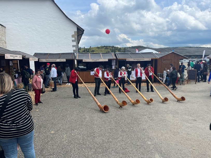 Les visiteurs de la Fête de la Tête de Moine ont pu profiter d'un concert de cor des alpes.