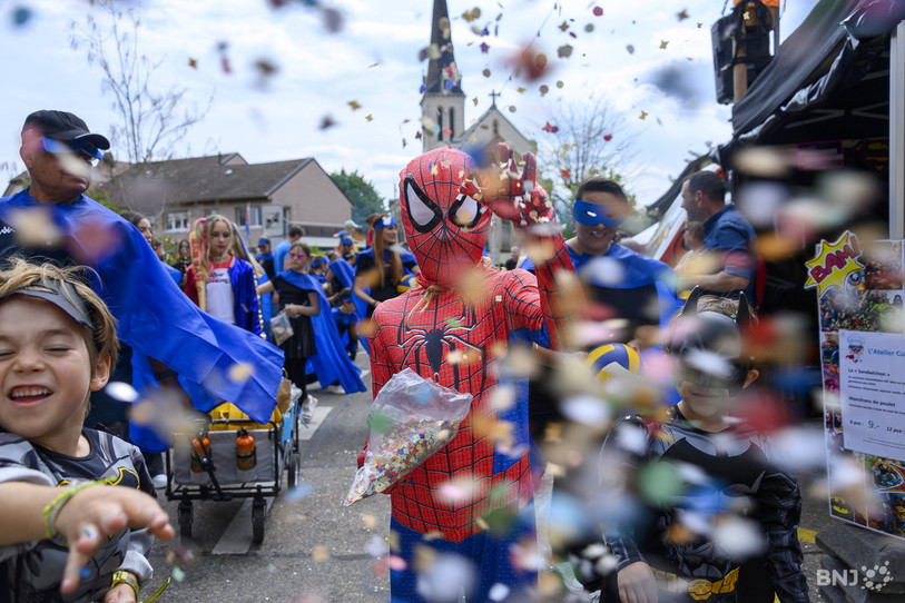 La manifestation a attiré de nombreux curieux, sous le thème « La fête du vin Super Héros ». Photo : Bertrand Pfaff
