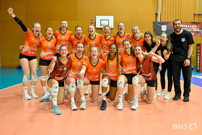 Les M23 du NUC peuvent célébrer! Elles ont décroché le titre dimanche à domicile lors du Swiss Volley Final Four. (photo: Bertrand Pfaff)