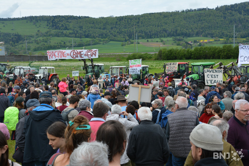 La foule a convergée vers le site prévu pour le projet de géothermie profonde à Haute-Sorne.