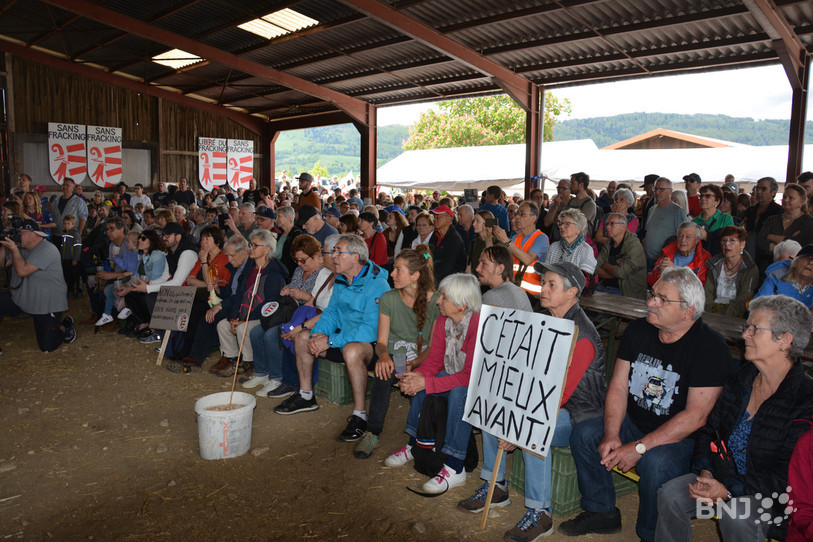 Les discours se sont tenus dans la grange d'une ferme de Berlincourt.