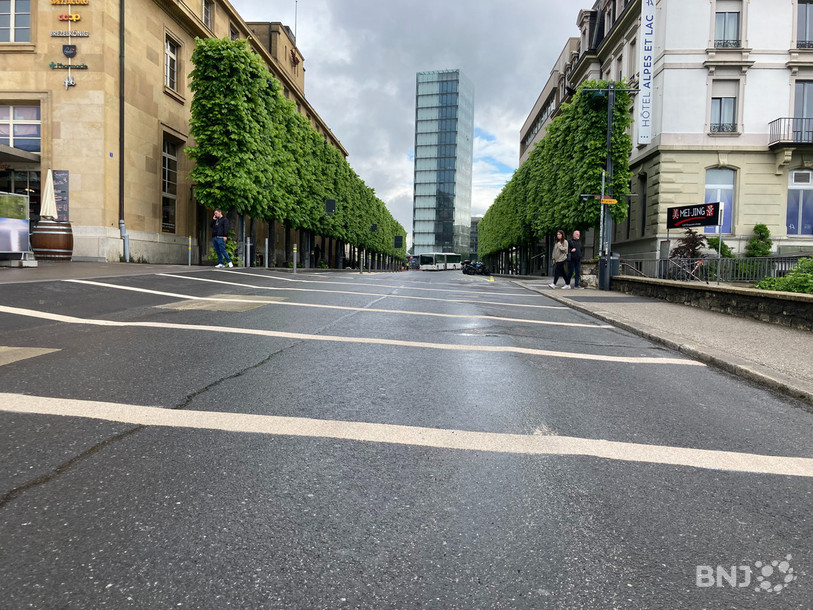 A quelques exceptions près, les places de parc ont été supprimées en surface sur le plateau de la gare à Neuchâtel.