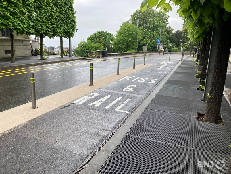 Un couloir dépose-minute permet de laisser un voyageur à la gare sans stationner.
