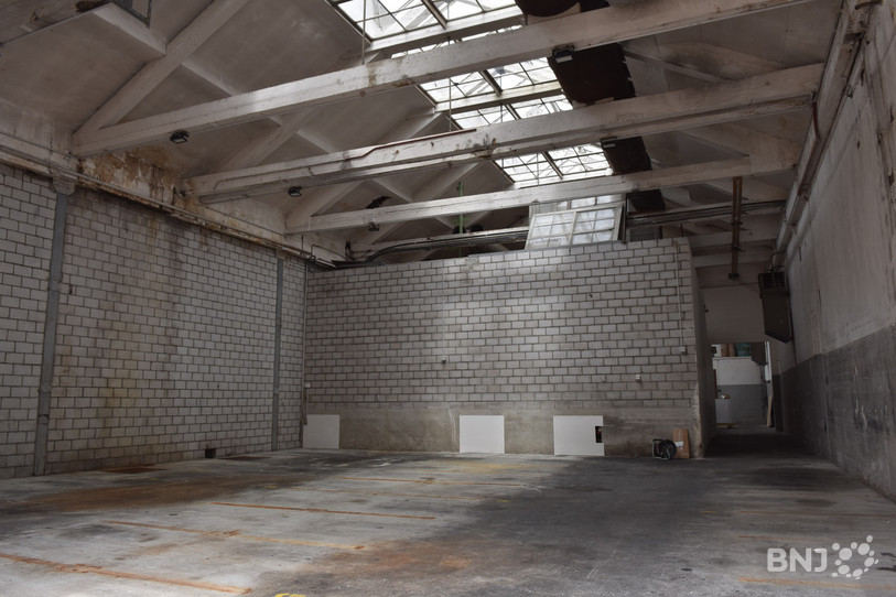La Friche se situe dans un garage de l'ancienne usine Thécla à St-Ursanne. L'association La Nef bénéficie de 300 mètres carrés d'espace pour mettre en valeur l'art contemporain.