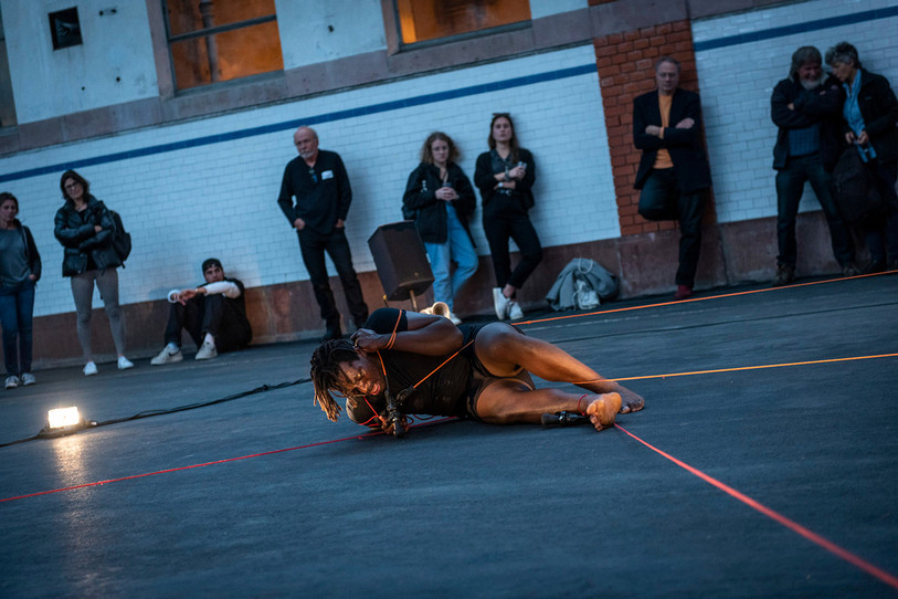 Dans « Von Roll Twist » Cod.Art joue avec le corps et le son en utilisant des bobines de remonte pente. (Photo : La Nef)