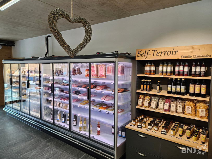 Le magasin traditionnel du Self-Terroir et ses étales de produits neuchâtelois.
