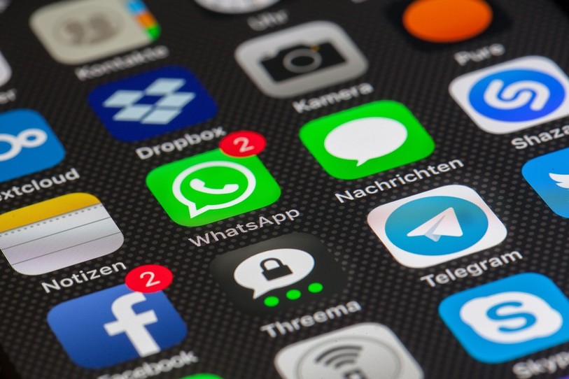 Le collaborateur aurait envoyé des messages inappropriés à certaines apprenties.