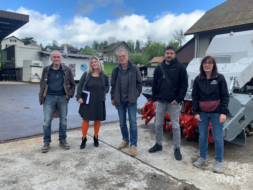De gauche à droite : Thierry Landault, coprésident du Rimuse et membre du Lac, Anne Schild, conservatrice du Musée de l’Hôtel-Dieu, Eric Rihs, président de la Nef, Gaël Comment, collaborateur scientifique à Jurassica et Vérène Boillat, guide à la fondation Digger.