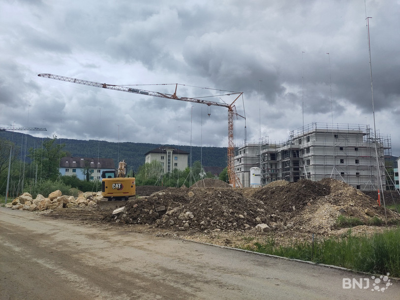 Les gabarits figurant les constructions envisagées ont déjà été installés au secteur Dos le Môtie à Courtételle. Au second plan, un immeuble similaire encore en construction.
