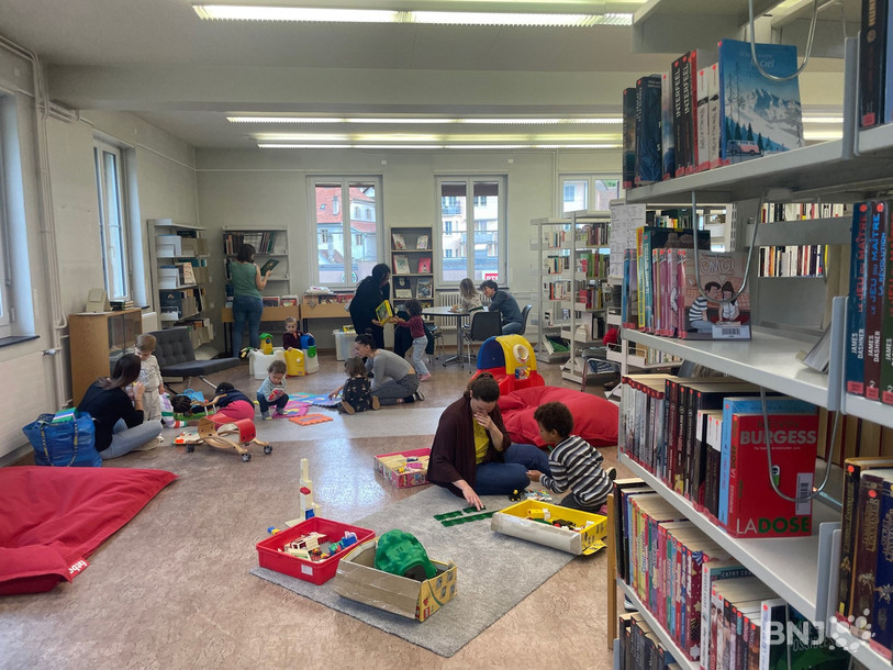 Pour une raison de place, la matinée a eu lieu dans la bibliothèque qui se trouve juste à côté de la ludothèque de Moutier.