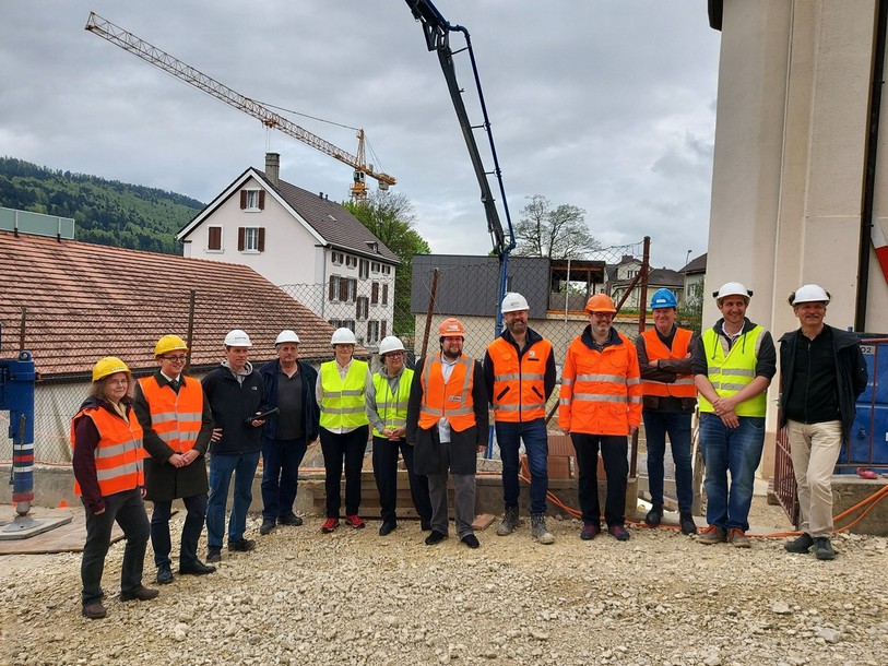 Les responsables de Mémoires d’Ici étaient entourés par ceux des travaux et le maire de St-Imier Corentin Jeanneret pour la pose de la première pierre.