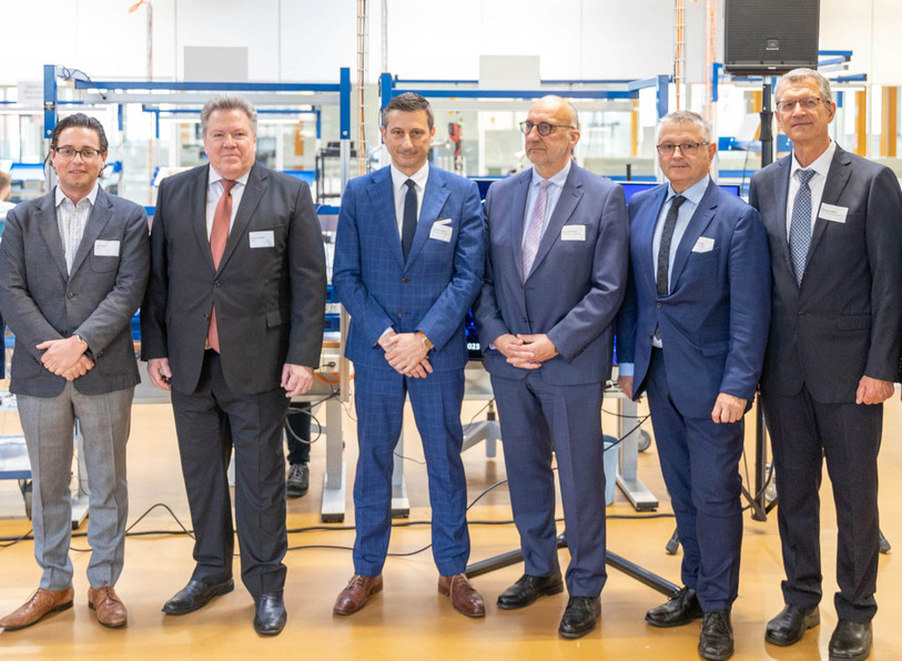 Des représentants des deux sociétés posent en compagne du ministre jurassien de l'économie, Jacques Gerber, et du conseiller aux Etats, Charles Juillard. (Photo : Elbit Systems Switzerland)