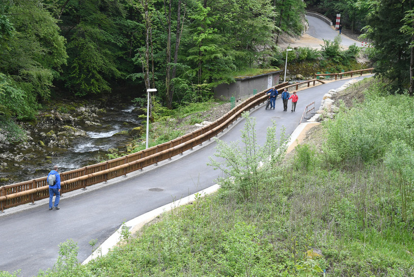 Cyclistes et piétons ont découvert la nouvelle voie de trafic lent ce samedi. (Photo: Bist/ Stéphane Gerber)