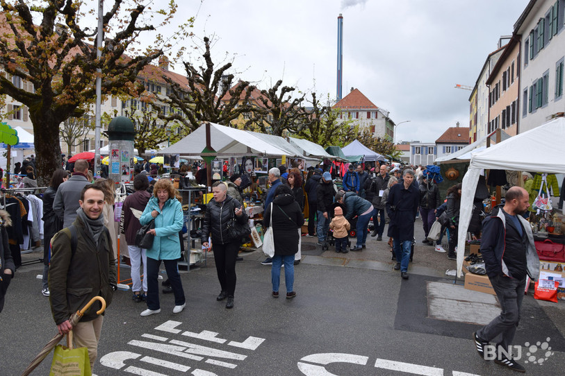 Les stands de la Fête de mai ont retrouvé la Place du Bois et la vieille ville de La Chaux-de-Fonds ce samedi.