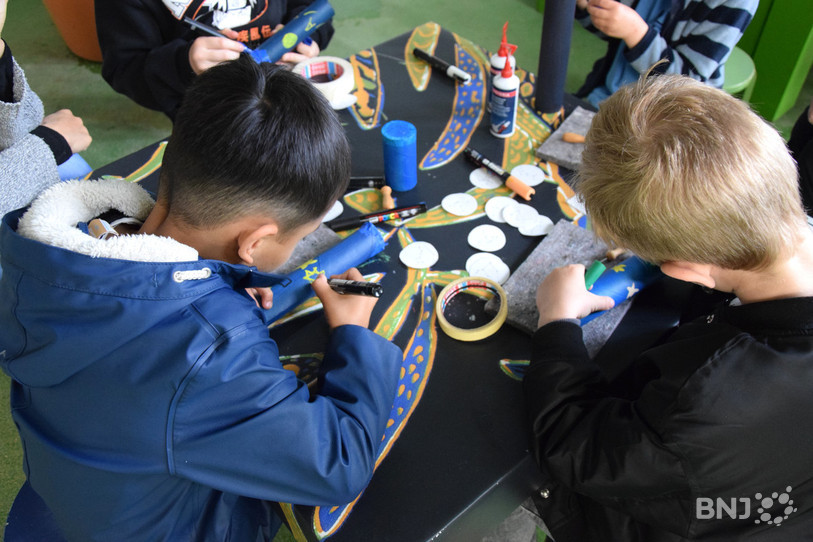 Grâce à un carton poinçonné et fixé à l'extrémité d'un rouleau de papier toilette, les enfants ont pu confectionner un projecteur de constellations, ce samedi soir à l'occasion de la Nuit des musées.