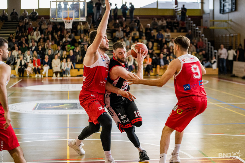 Massagno et son effectif bien garni ont repoussé les assauts jurassiens. Florian Steinmann a tout de même inscrit 23 points (photo : Jonathan Vallat).