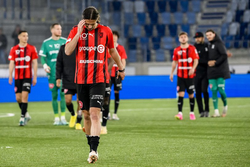 Le défenseur Mirza Mujcic et Neuchâtel Xamax passeront par la case barrage. (photo : KEYSTONE/Jean-Christophe Bott).