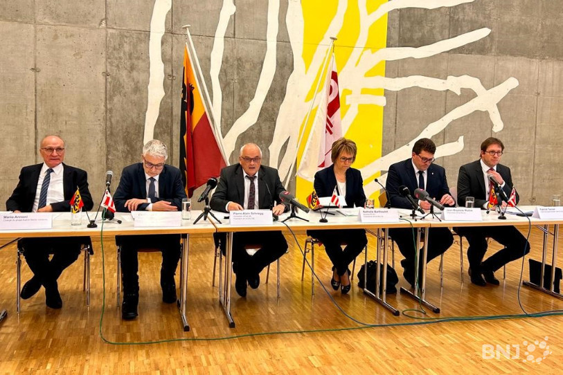 Les gouvernements bernois et jurassien ont présenté le projet de Concordat, mardi à Moutier (dans l'ordre, Mario Annoni, responsable bernois du transfert de Moutier, Christophe Auer, chancelier du Canton de Berne, Pierre Alain Schnegg, conseiller d'Etat bernois, Nathalie Barthoulot, ministre jurassienne, Jean-Baptiste Maître, chancelier du Canton du Jura, et Patrick Tanner, responsable de l'accueil de Moutier dans le Jura).