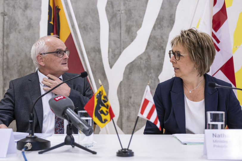 Le conseiller d'Etat bernois Pierre Alain Schnegg et la ministre jurassienne Nathalie Barthoulot ont présenté le projet de concordat sur le transfert de Moutier mardi après-midi (Photo : KEYSTONE/ALESSANDRO DELLA VALLE).