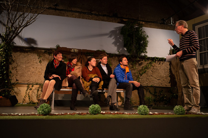 La troupe des Baladins de Bevaix accompagnée par Ueli Locher, le metteur en scène. (Photo : Baladins)