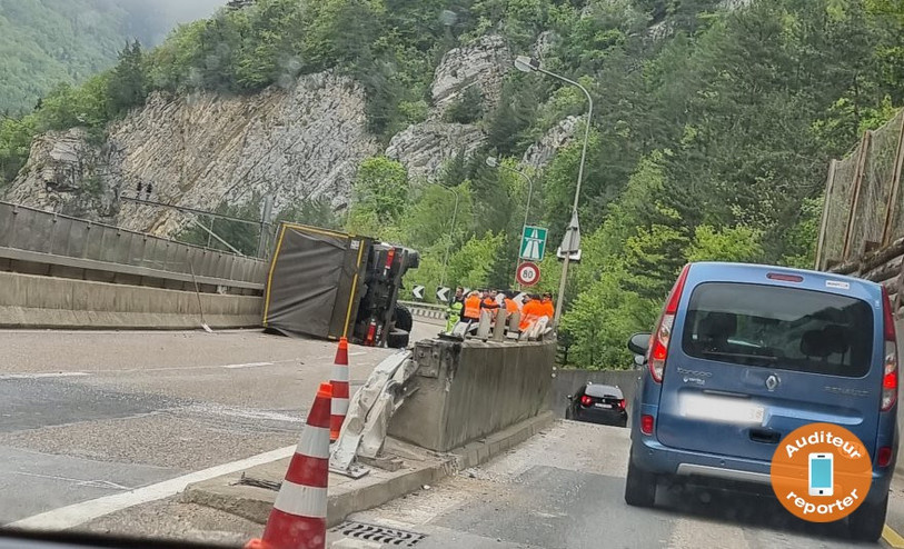 Le véhicule de l'armée a terminé sa course sur le flanc, pour une raison que l'enquête devra déterminer.