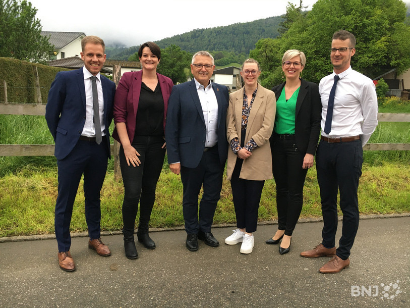 Les six candidats du Centre Jura pour les élections fédérales ont été ovationnés par le Congrès. De gauche à droite: François Monin, Anne Froidevaux, Charles Juillard, Amélie Brahier, Magali Voillat et Gauthier Corbat.
