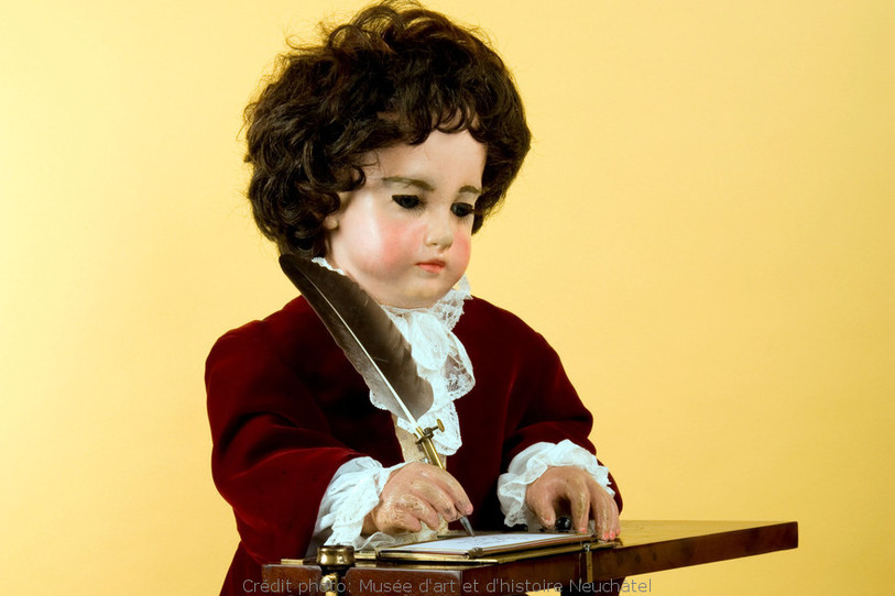 L'écrivain (photo), un des fameux automate Jaquet-Droz, reste à au Musée d'art et d'histoire à Neuchâtel. La musicienne et Le dessinateurs s'en vont, eux, au Musée d'horlogerie du Château des Monts au Locle et au Musée international d'horlogerie à La Chaux-de-Fonds.