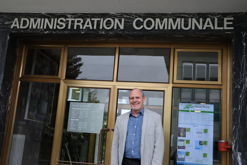 Le maire de Haute-Sorne Eric Dobler pose devant les locaux de l'administration communale.