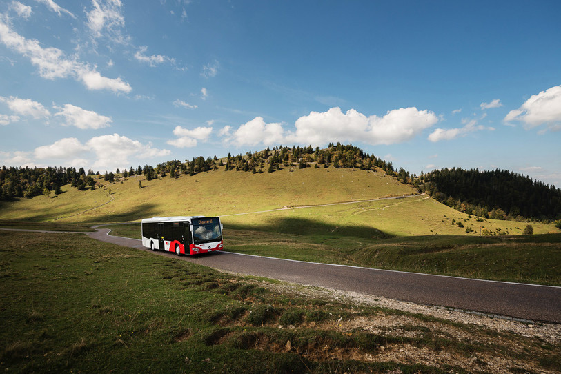 Les bus circuleront au rythme de trois par jour les week-ends et jours fériés entre Saint-Imier et le sommet du Chasseral. (Photo : Chemins de fer du Jura – Stefan Meyer)
