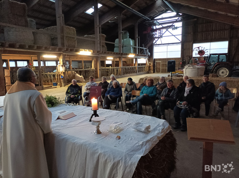 Le prêtre Firmin Nsoki a officié mercredi soir à Fornet-Dessus devant 14 fidèles ainsi qu'une vache et ses deux veaux.