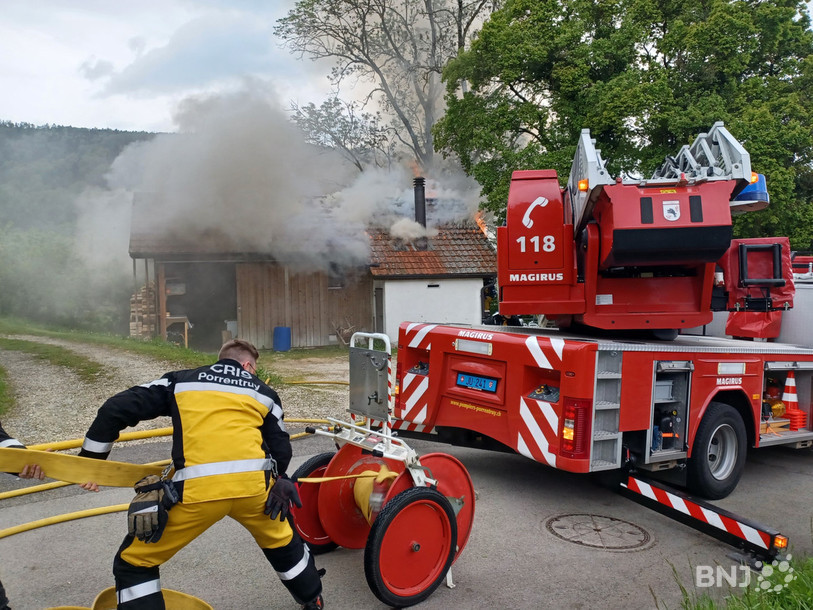 Les pompiers s’activent pour circonscrire le sinistre.