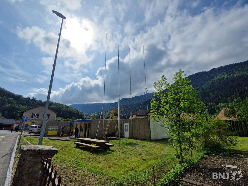 La Maison de l'industrie à Noiraigue et les gabarits pour le projet de la tour haute de 16 mètres.