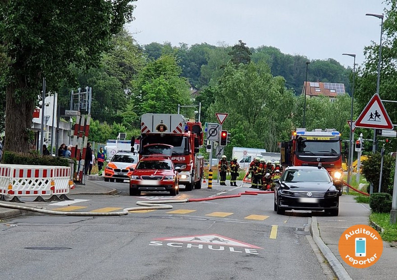 La police, les pompiers et deux ambulances ont été mobilisés samedi matin sur un incendie de cuisine à Bienne.