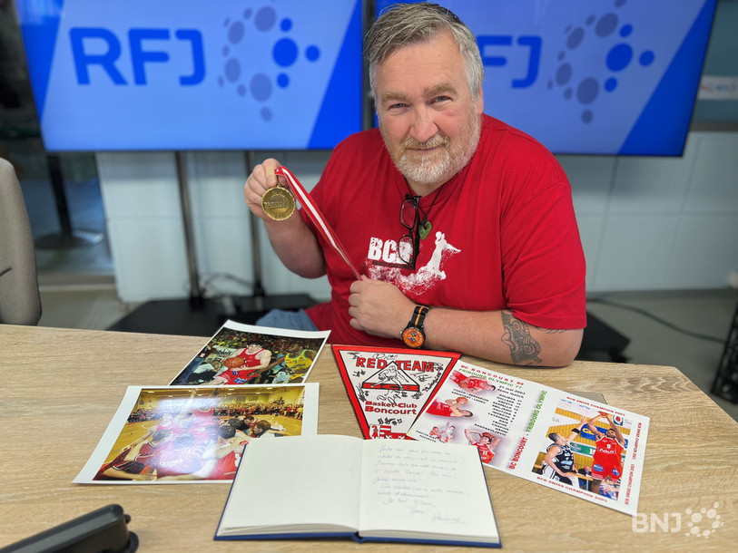 Stéphane Bée conserve de précieuses archives, dont la médaille de champion de Cain Doliboa et le petit livre bleu dans lequel les joueurs se sont épanchés après la défaite en Coupe de Suisse.