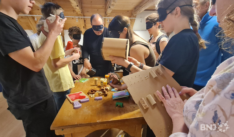 Petits et grands ont pu investiguer dans le noir lors de la première escape game à l'aveugle, dimanche à St-Imier.