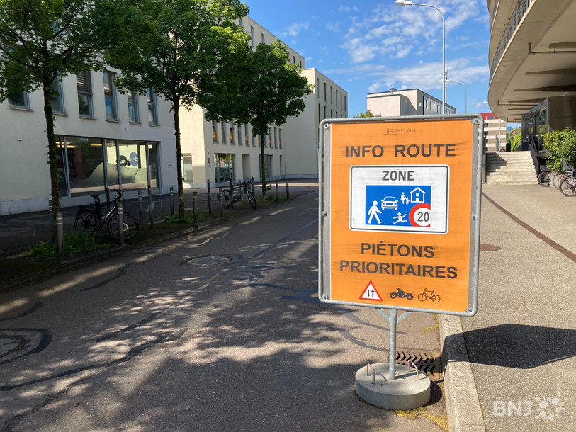 La mobilité douce est désormais favorisée au sud de la gare de Neuchâtel, ce qui fâche les commerçants des lieux. 