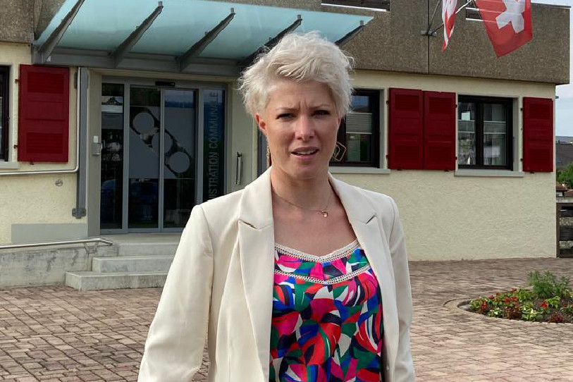 Karine Génesta-Nagel devant les locaux de l'administration communale de Alle.
