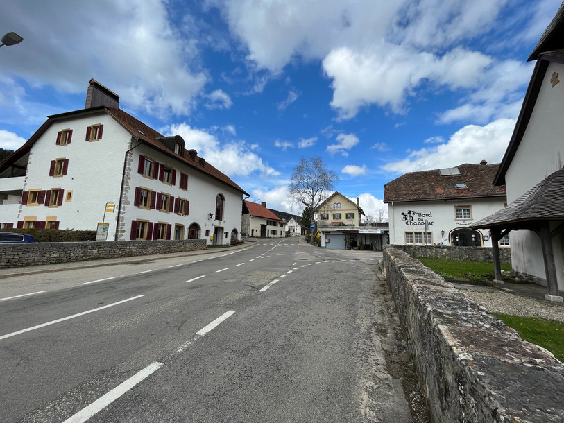 La route cantonale qui traverse Enges sera entièrement refaite dès le mois de juin. (Photo : État de Neuchâtel)