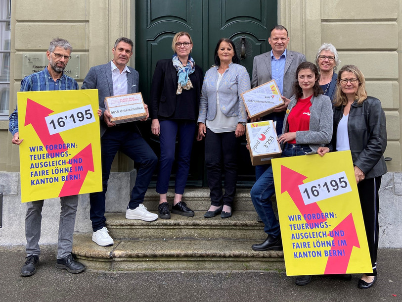 Les représentants des associations du personnel ont remis la pétition aux conseillères d'Etat Christine Häsler et Astrid Bärtschi. (Photo : Formation Berne)