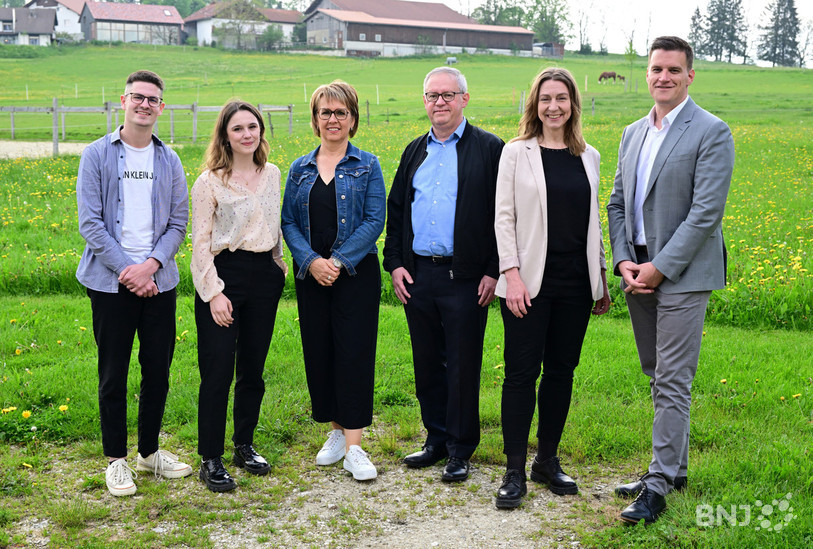 Léo Beuret, Zoé Seuret, Nathalie Barthoulot, Pierre-Alain Fridez, Mathilde Crevoisier Crelier et Loïc Dobler (de gauche à droite): les candidats du Parti socialiste jurassien pour les Fédérales de cet automne. (Photo: Georges Henz)