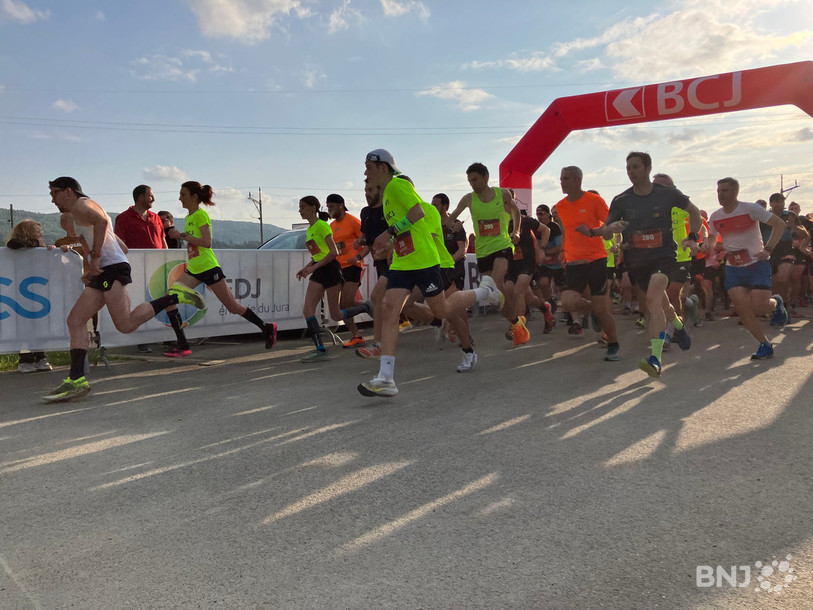 Le départ est à peine donné que Morgane Crausaz et Jérémy Hunt sont déjà à l'avant du peloton.