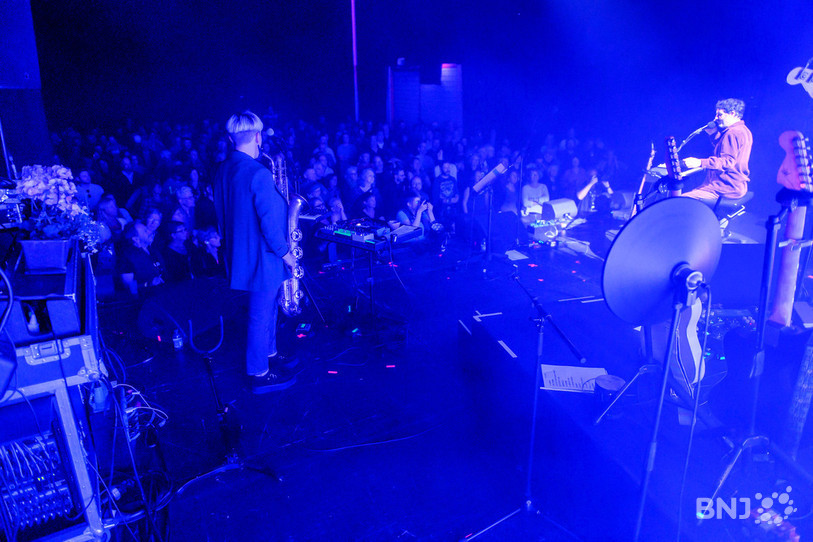 Albin de la Simone a inauguré jeudi la scène de la grande salle pour la 27e édition du Corbak Festival. (photo : Bertrand Pfaff)