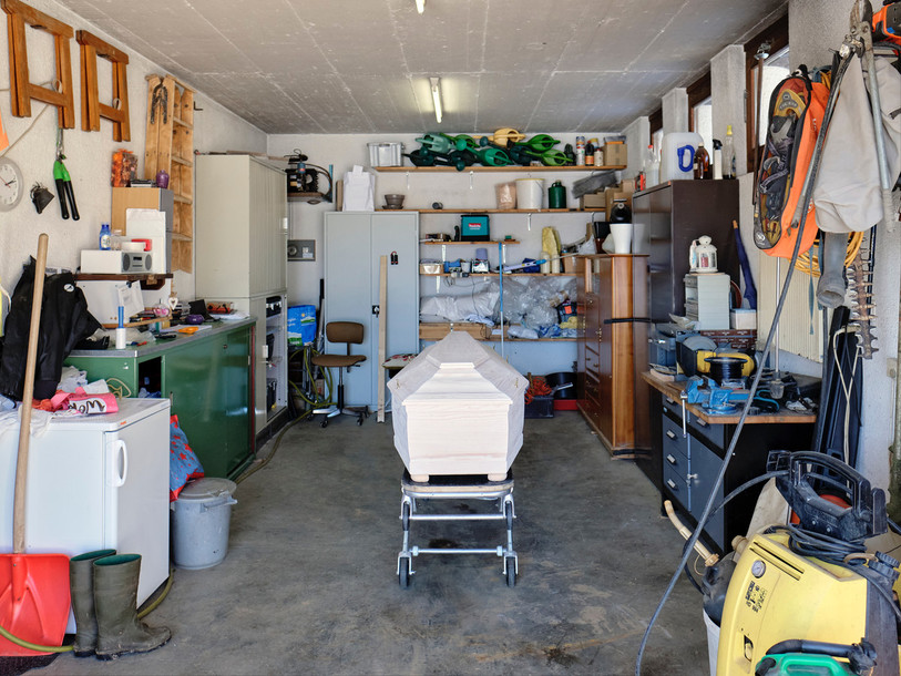 La série « De la terre à la terre », du photographe Lucas Dubuis, raconte le quotidien de Dominique Theurillat, paysan et croque-mort aux Breuleux (Photo : Lucas Dubuis)