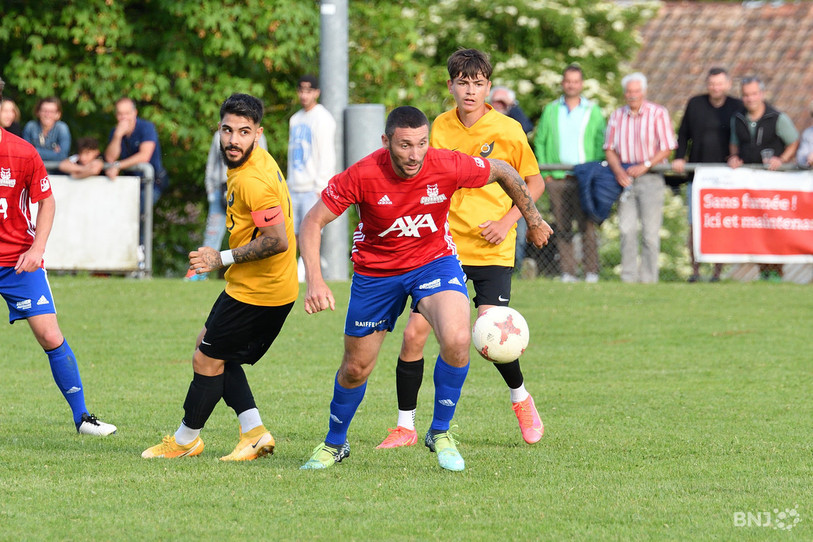 Miguel Allo (en rouge) et le FC Courroux avaient pris la mesure de la réserve des SR Delémont de Diego Rodriguez l’année passée à Fahy. (Photo : archives / Georges Henz).